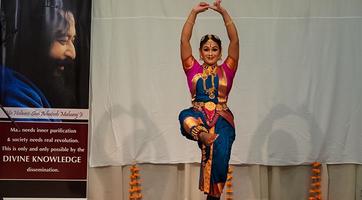 Bharatanatyam dancer at Kalanandhanam School of Dance, Adelaide